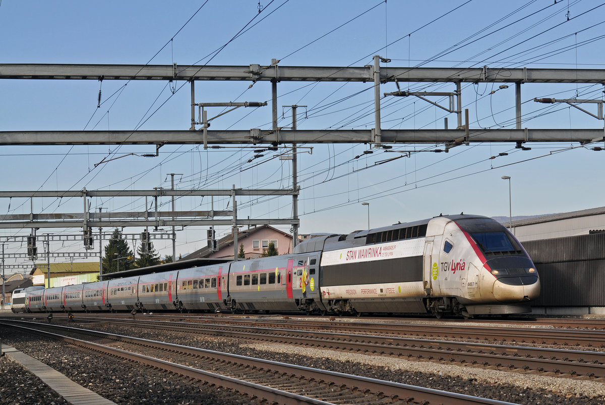 TGV Lyria 4407, mit einer Werbung für Stan Wawrinka, durchfährt den Bahnhof Rothrist. Die Aufnahme stammt vom 11.03.2017.
