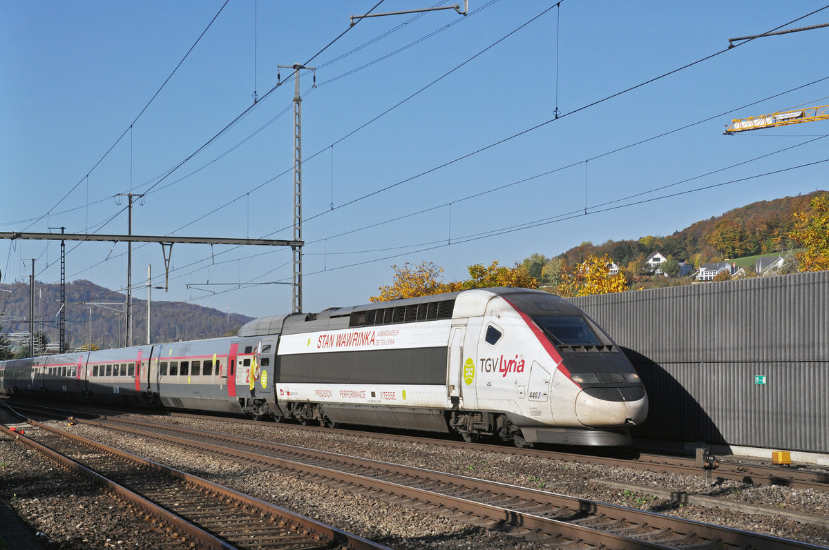 TGV Lyria 4407, STAN WAWINKA, durchfährt den Bahnhof Gelterkinden. Die Aufnahme stammt vom 16.10.2017.