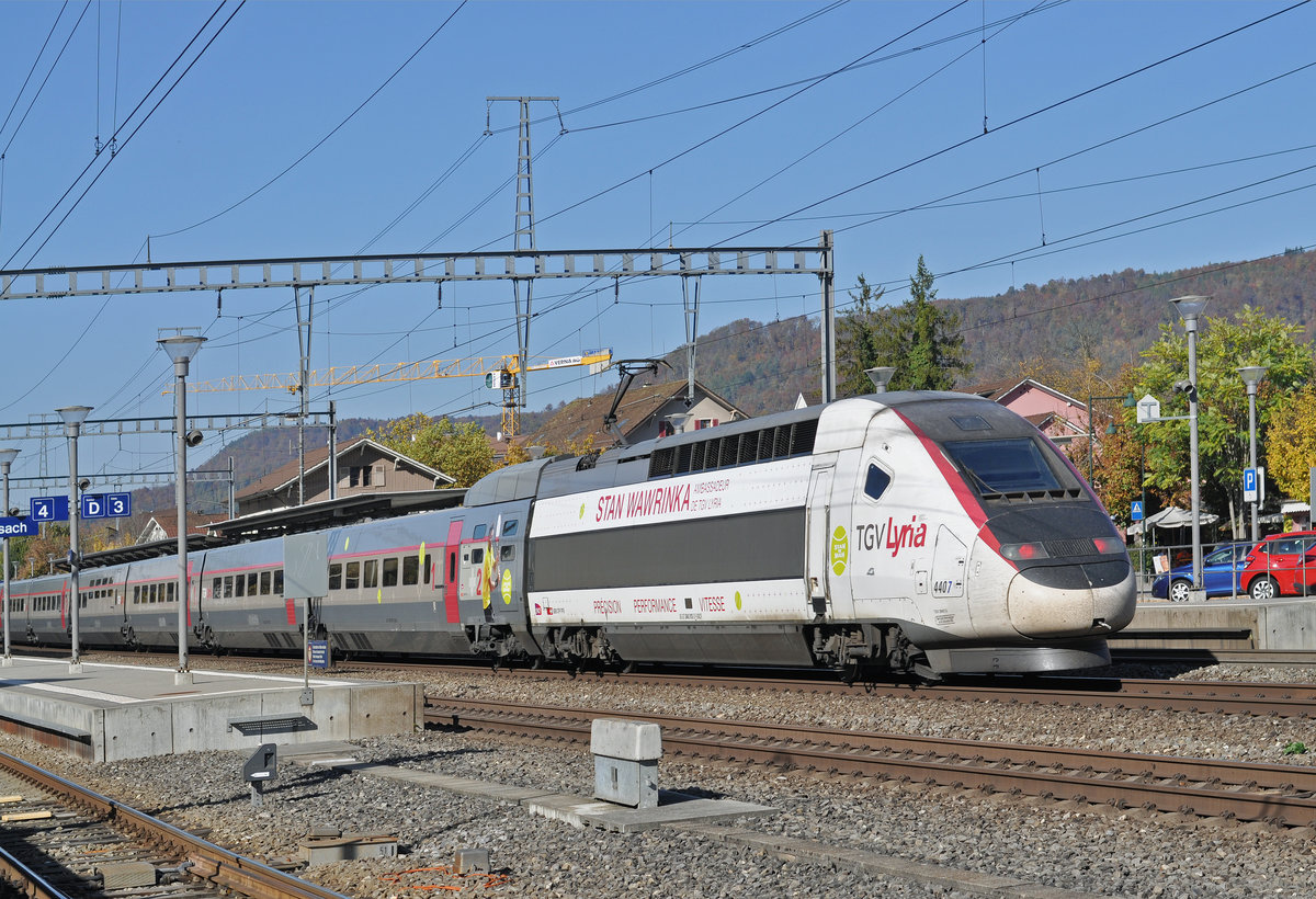 TGV Lyria 4407, STAN WAWRINKA, durchfährt den Bahnhof Sissach. Die Aufnahme stammt vom 16.10.2017.
