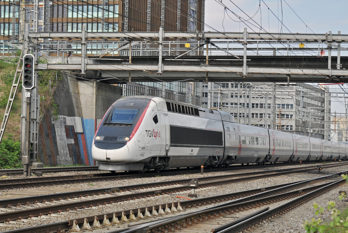TGV Lyria 4409 durchfährt den Bahnhof Muttenz. Die Aufnahme stammt vom 13.04.2017.