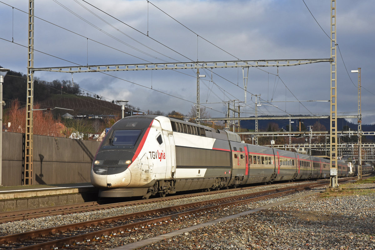 TGV Lyria 4410 durchfährt den Bahnhof Gelterkinden. Die Aufnahme stammt vom 17.12.2018.
