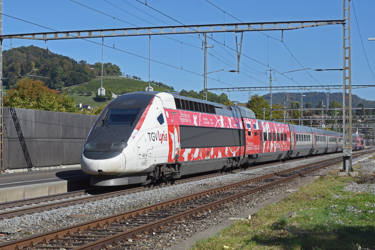 TGV Lyria 4411 mit einer Werbung für das Fete des Vignerons 2019 in Vevey, durchfährt den Bahnhof Gelterkinden. Die Aufnahme stammt vom 04.10.2018.