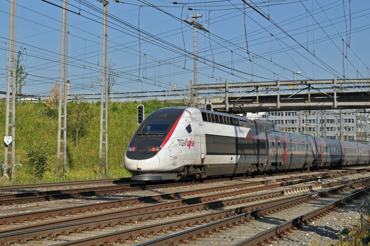 TGV Lyria 4412 durchfährt den Bahnhof Muttenz. Die Aufnahme stammt vom 17.06.2015.