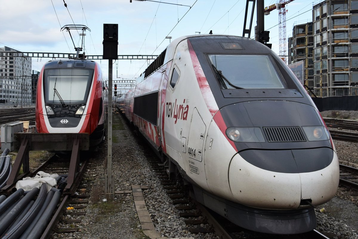 TGV Lyria 4414 bei der Einfahrt in den Zürcher Hauptbahnhof am 02.01.2019. Auf dem Abstellgleis nebenan steht RABe 502 404-2 (vierteilige Twindexx-Komposition).