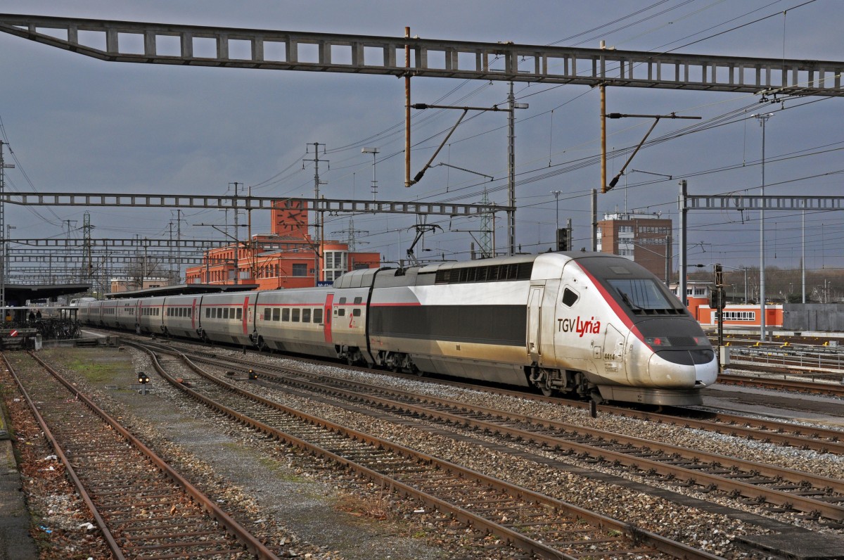 TGV Lyria 4414 durchfährt den Bahnhof Muttenz. Die Aufnahme stammt vom 07.01.2015.