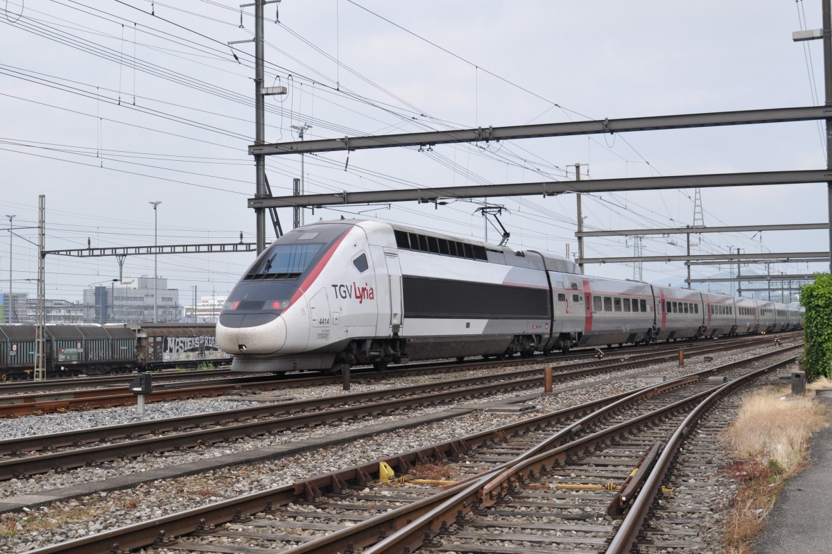 TGV Lyria 4414 durchfährt den Bahnhof Muttenz. Die Aufnahme stammt vom 08.06.2015.