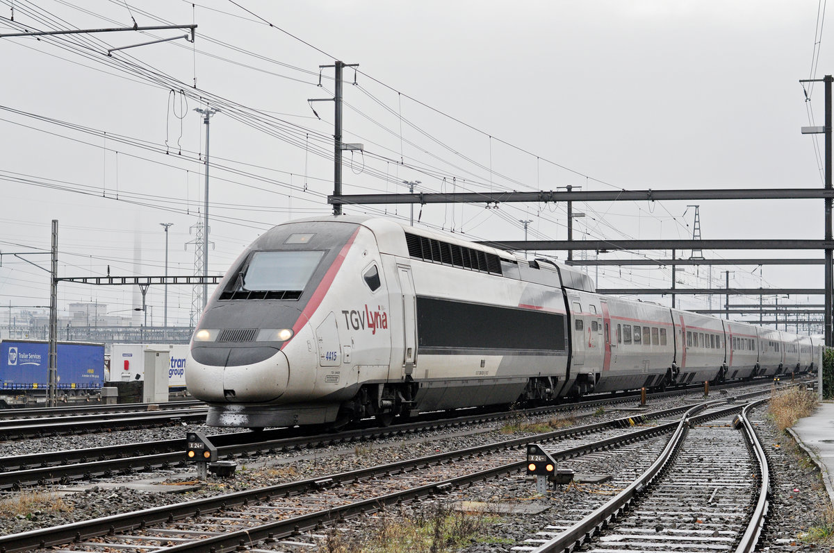 TGV Lyria 4415 durchfährt den Bahnhof Muttenz. Die Aufnahme stammt vom 26.11.2017.