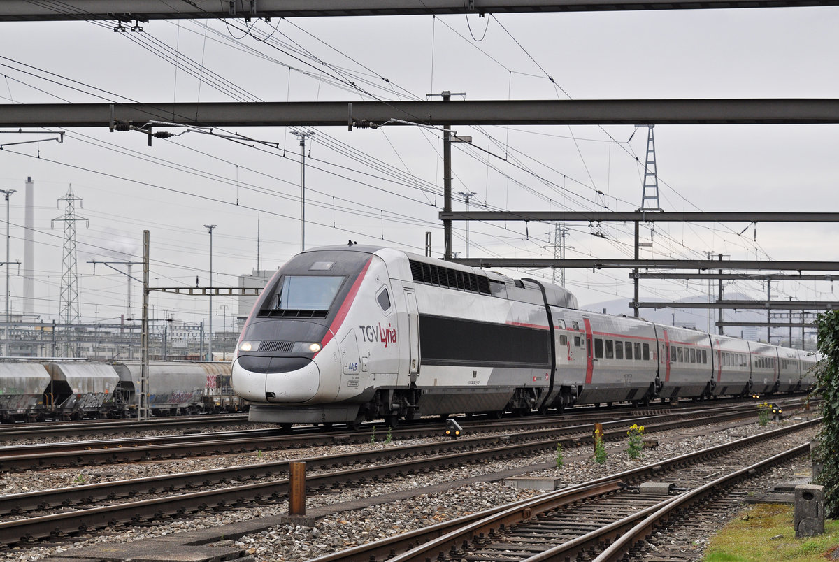 TGV Lyria 4415 durchfährt den Bahnhof Muttenz. Die Aufnahme stammt vom 08.04.2016.