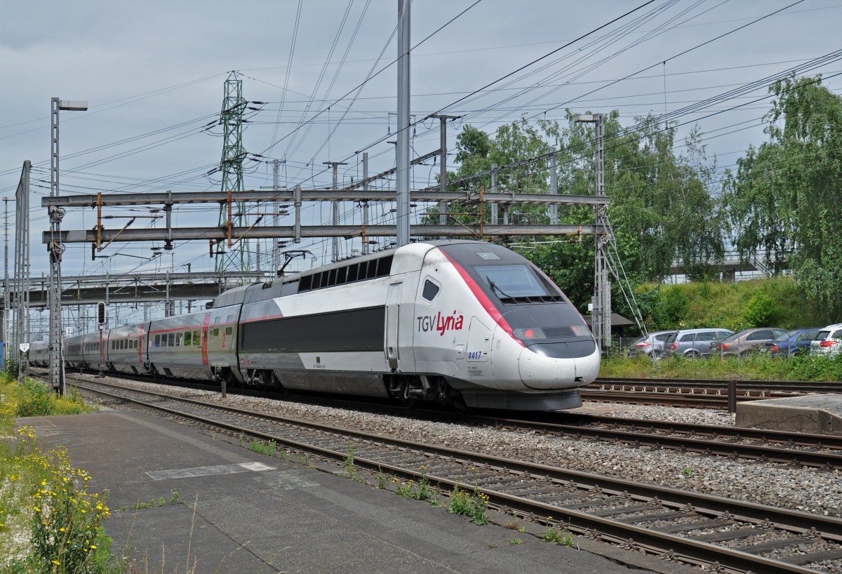 TGV Lyria 4417 durchfährt den Bahnhof Muttenz. Die Aufnahme stammt vom 22.06.2015.