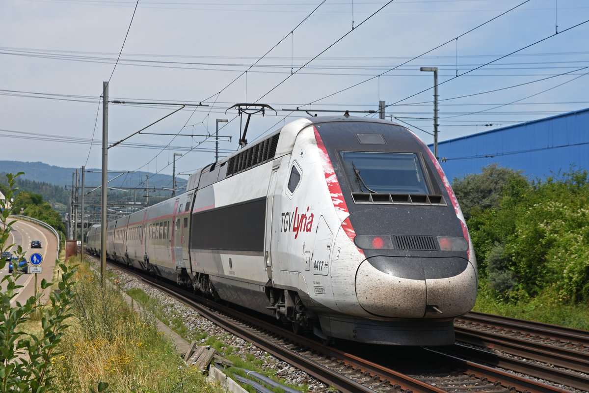 TGV Lyria 4417 fährt Richtung Bahnhof Lausen. Die Aufnahme stammt vom 17.07.2019.