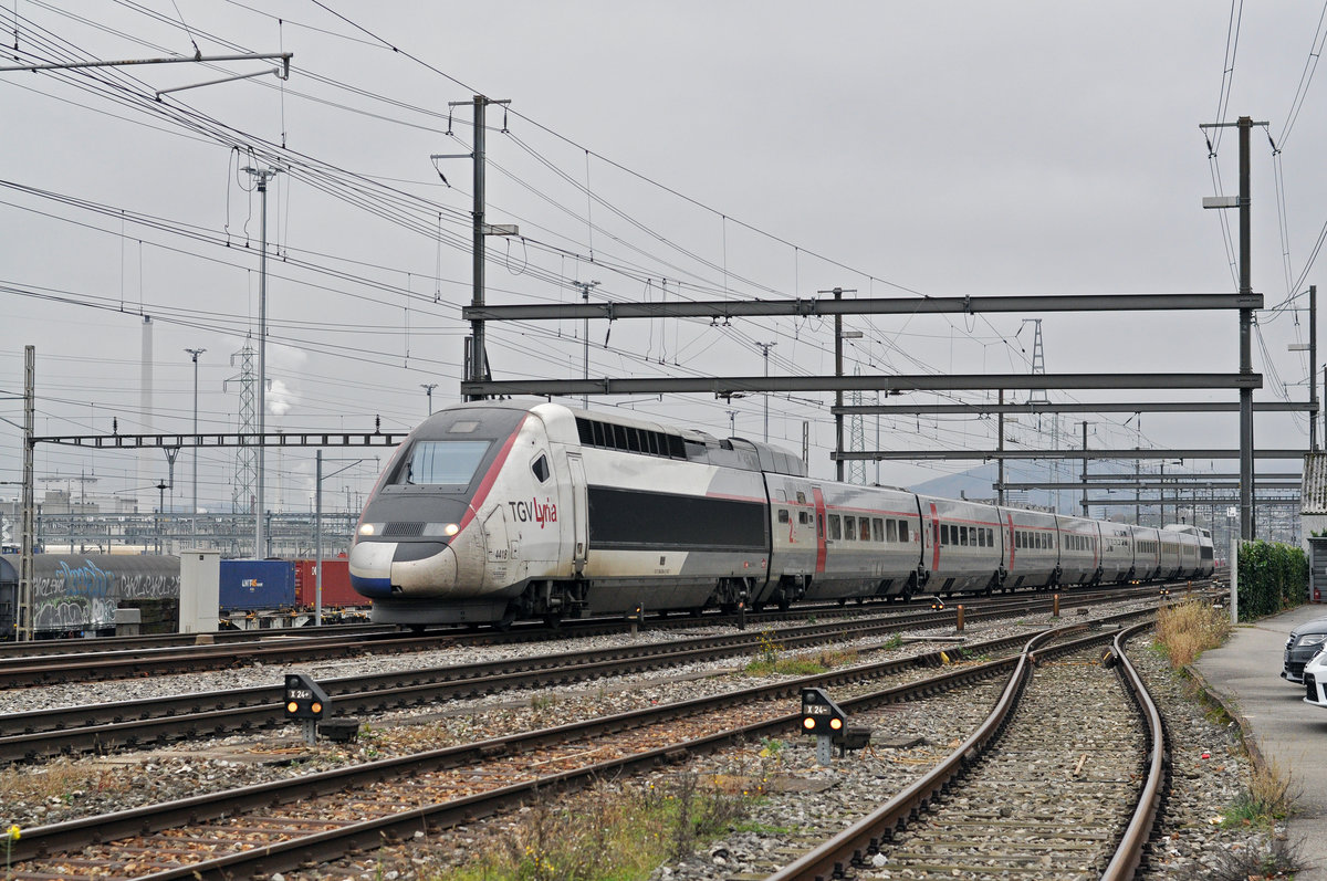 TGV Lyria 4418 durchfährt den Bahnhof Muttenz. Die Aufnahme stammt vom 09.11.2017.