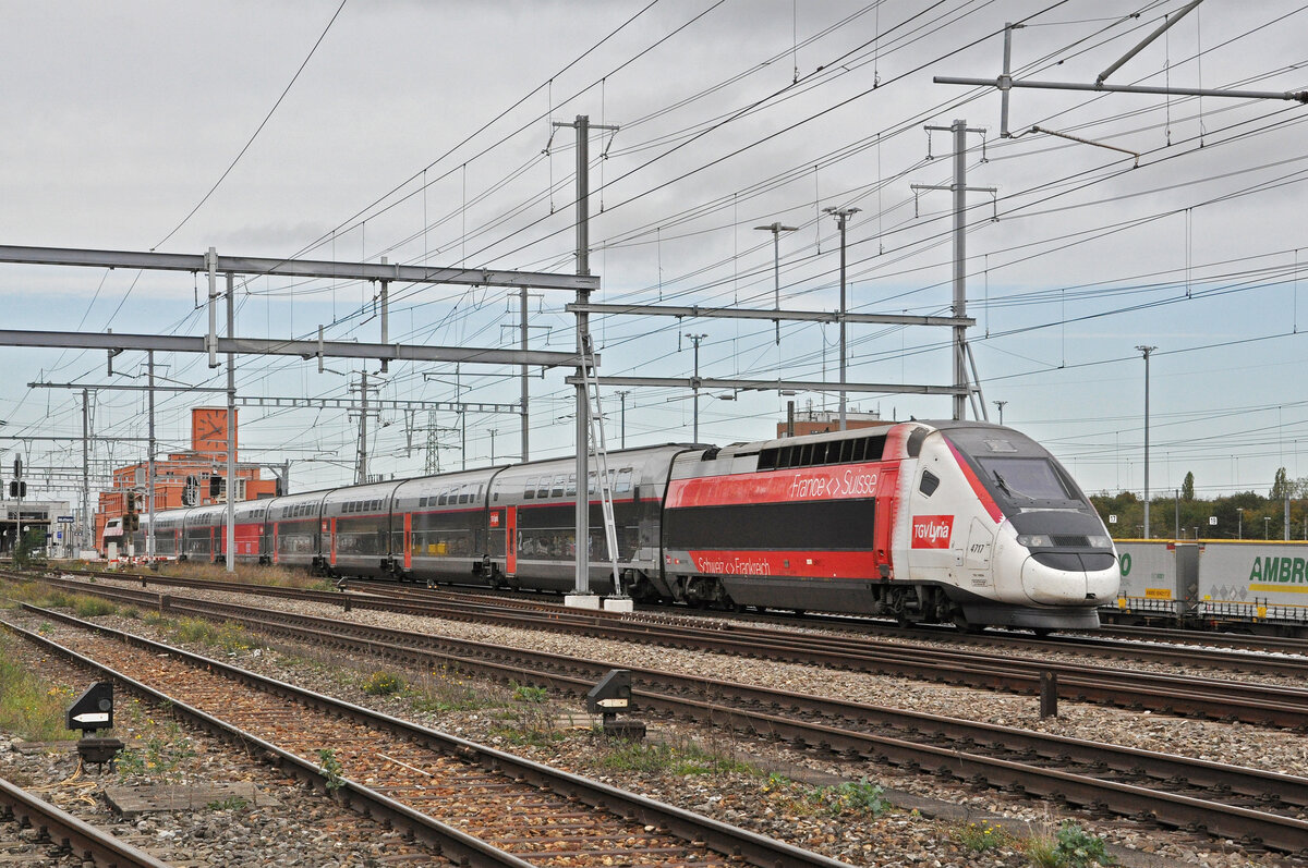TGV Lyria 4717 durchfährt am 02.011.2022 den Bahnhof Muttenz.