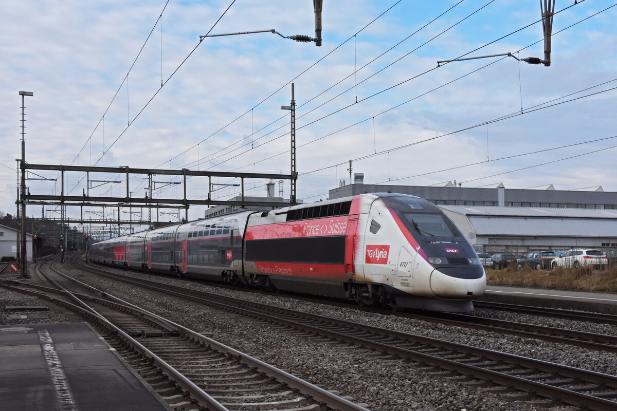 TGV Lyria 4717 durchfährt den Bahnhof Rupperswil. Die Aufnahme stammt vom 07.01.2022.