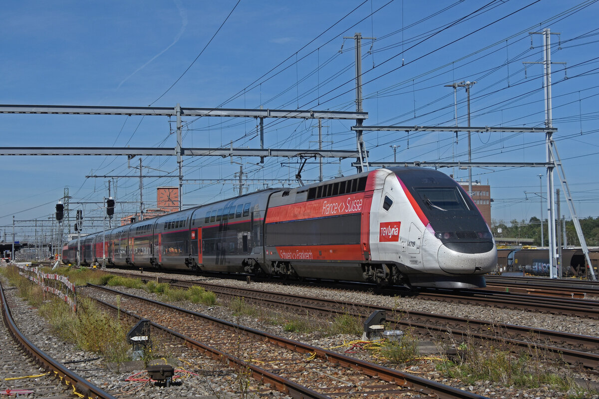 TGV Lyria 4719 durchfährt am 04.09.2023 den Bahnhof Muttenz.