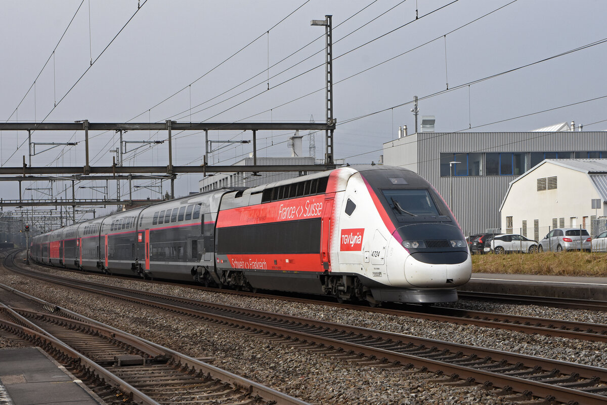 TGV Lyria 4724 durchfährt den Bahnhof Rupperswil. Die Aufnahme stammt vom 04.02.2022.