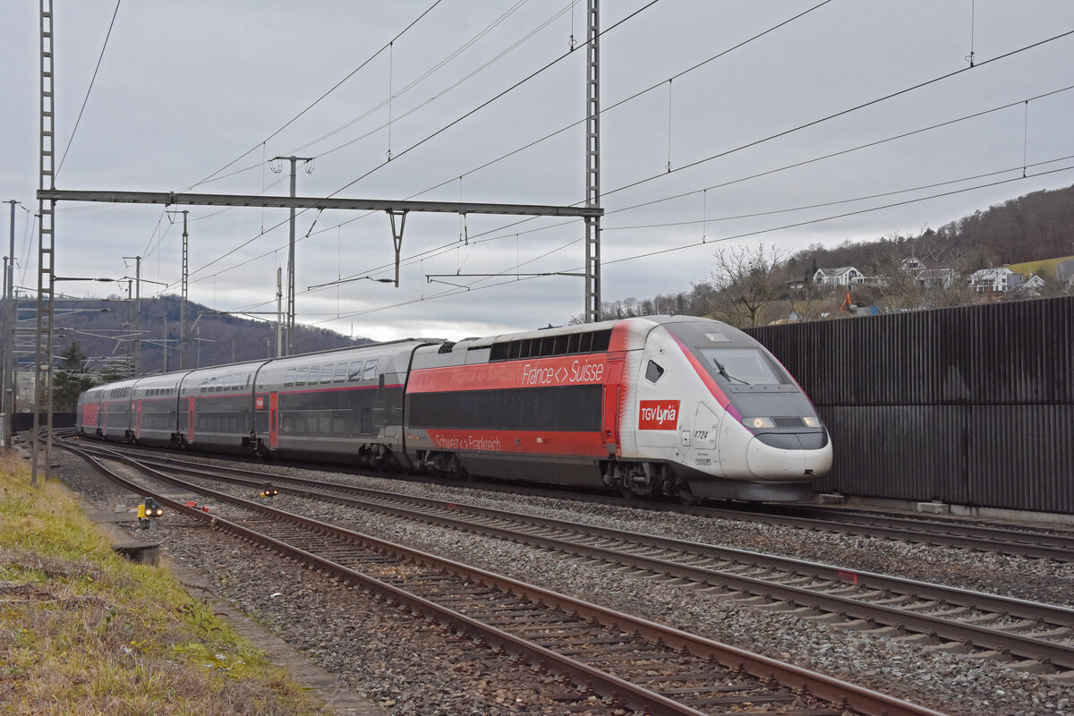 TGV Lyria 4724 durchfährt den Bahnhof Gelterkinden. Die Aufnahme stammt vom 30.12.2021.