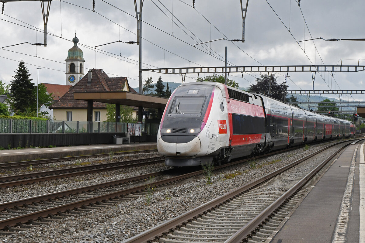 TGV Lyria 4725 durchfährt am 12.05.2023 den Bahnhof Rupperwil.