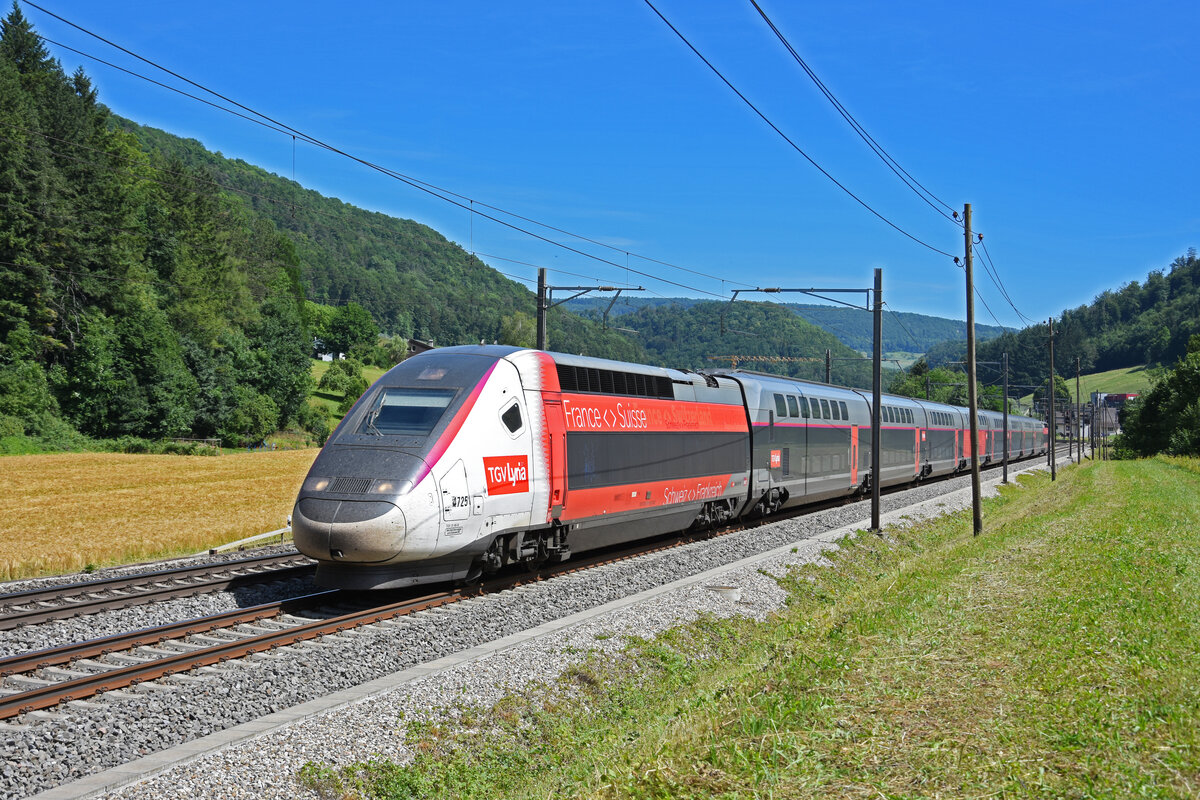 TGV Lyria 4725 fährt Richtung Bahnhof Gelterkinden. Die Aufnahme stammt vom 14.06.2022.