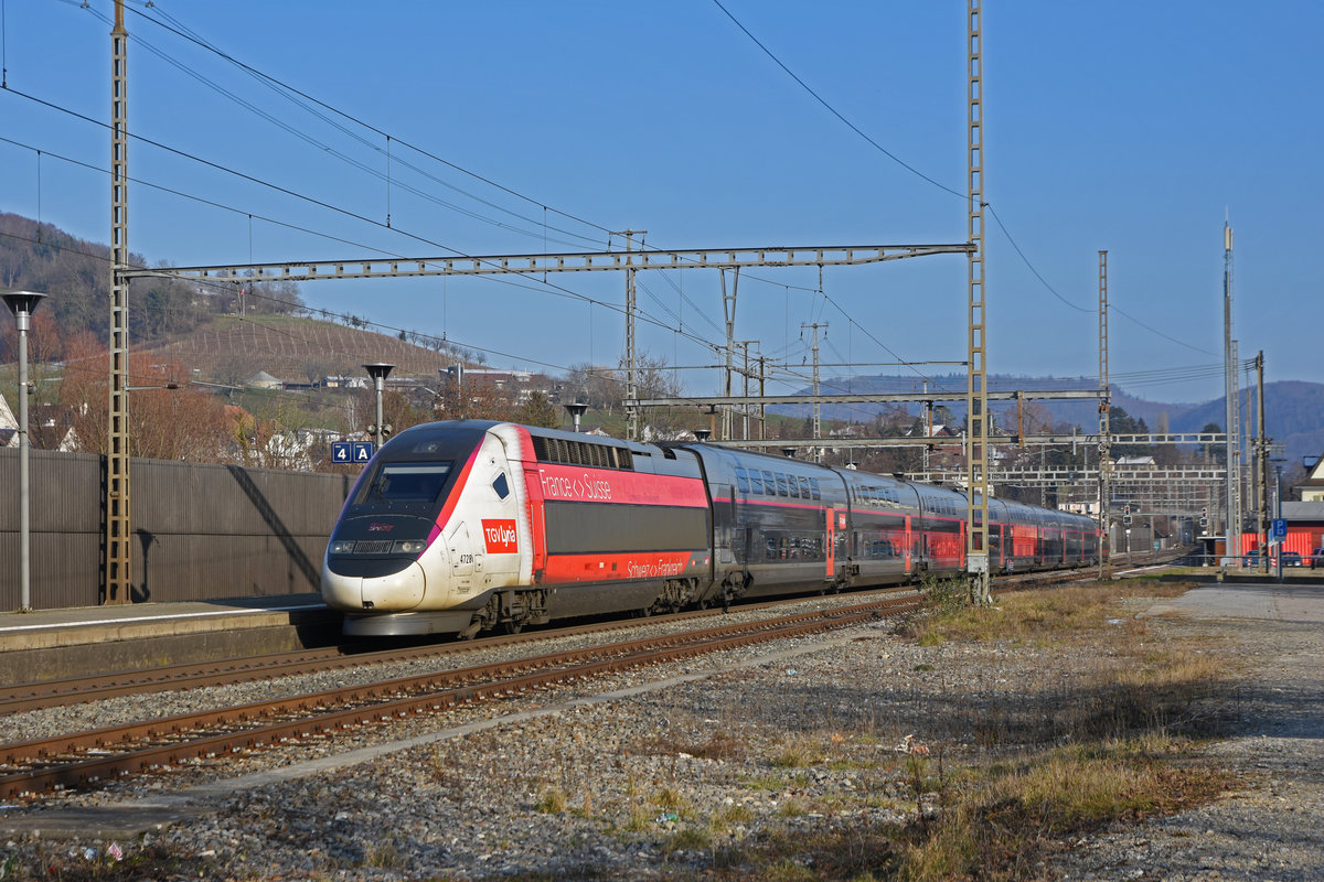 TGV Lyria 4728 durchfährt den Bahnhof Gelterkinden. Die Aufnahme stammt vom 11.01.2021.