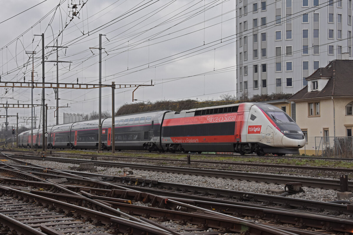 TGV Lyria 4729 durchfährt am 06.02.2023 den Bahnhof Pratteln.