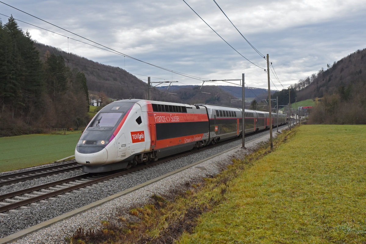 TGV Lyria 4729 fährt Richtung Bahnhof Gelterkinden. Die Aufnahme stammt vom 23.12.2020.