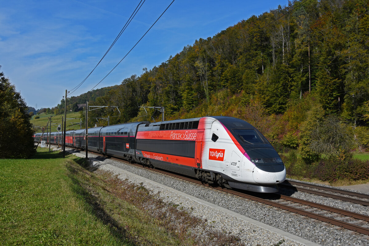 TGV Lyria 4729 fährt Richtung Bahnhof Gelterkinden. Die Aufnahme stammt vom 18.10.2021.
