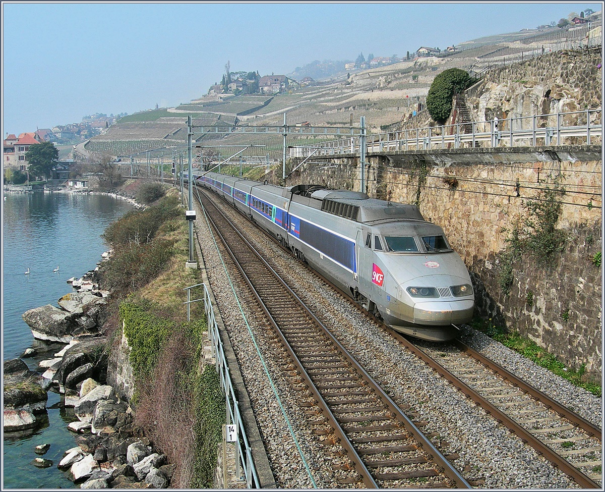TGV Lyria 9261 unterwegs von Paris nach Brig bei der Fahrt dem Genfersee entlang bei Rivaz am 17. Mrz 2007 
