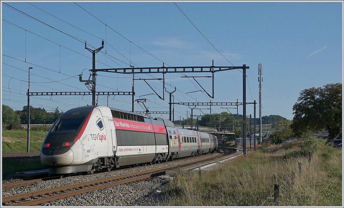 TGV Lyria auf dem Weg nach Paris bei der Durchfahrt in Vufflens la Ville.
29. August 2018