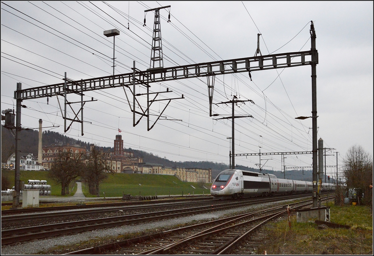 TGV Lyria bei der Durchfahrt in Rheinfelden. Mrz 2016.