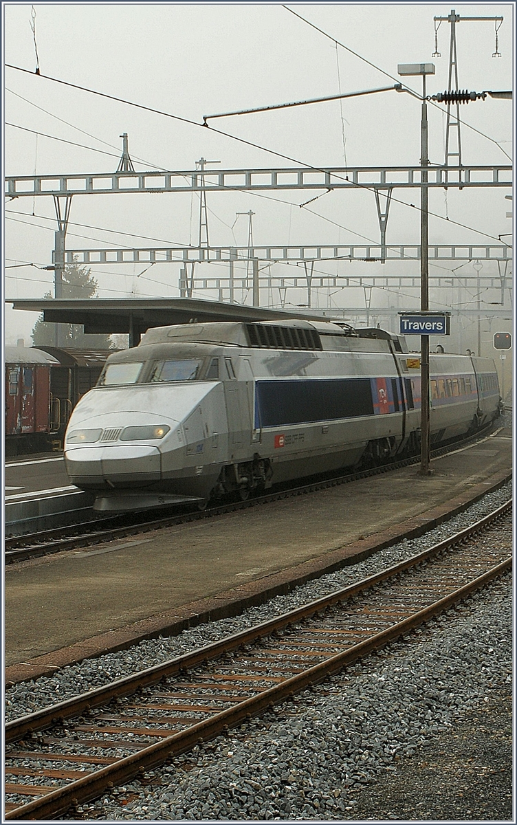 TGV Lyria von Paris nach Bern in Travers. Dieser Zug wurde ab dem knapp einem Monat später erfolgten Fahrplanwechsel eingestellt und durch eine Umsteige - Verbindung mit einem SBB RBDe 562 ersetzt. 

19. Nov. 2009