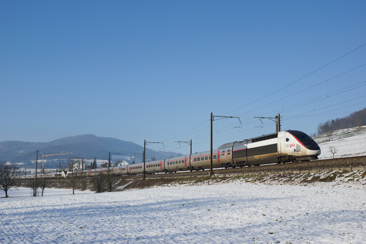 TGV POS 4417 und TGV POS 4408 fahren am 01.01.2015 als TGV 9211 von Gelterkinden Richtung Tecknau.
