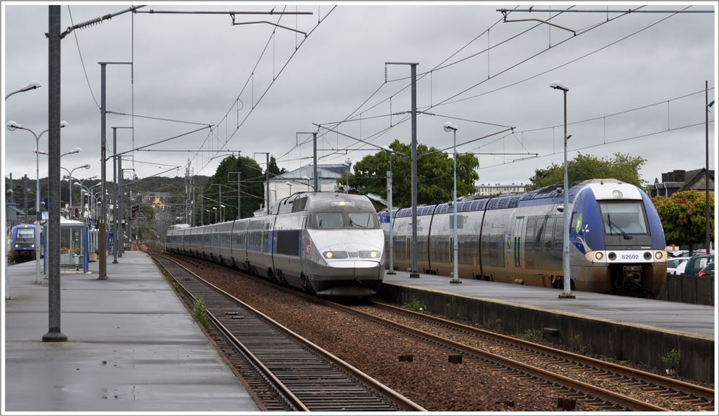 TGV und TER 82602 nach Brest und Walfisch 72022 nach Roscoff im Bahnhof Morlaix. (18.09.2013)