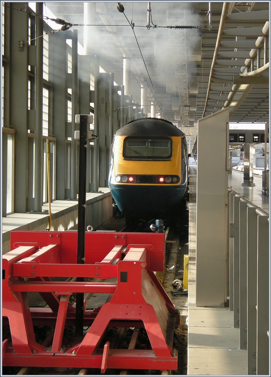 TGV (Train à Grand Vitesse) heißt auf englisch HST (Hight Speed Train) und ein solcher HST (Class 43) fährt hier rauchpustend in London St Pancras Richtung Sheffield aus. 
22. April 2008