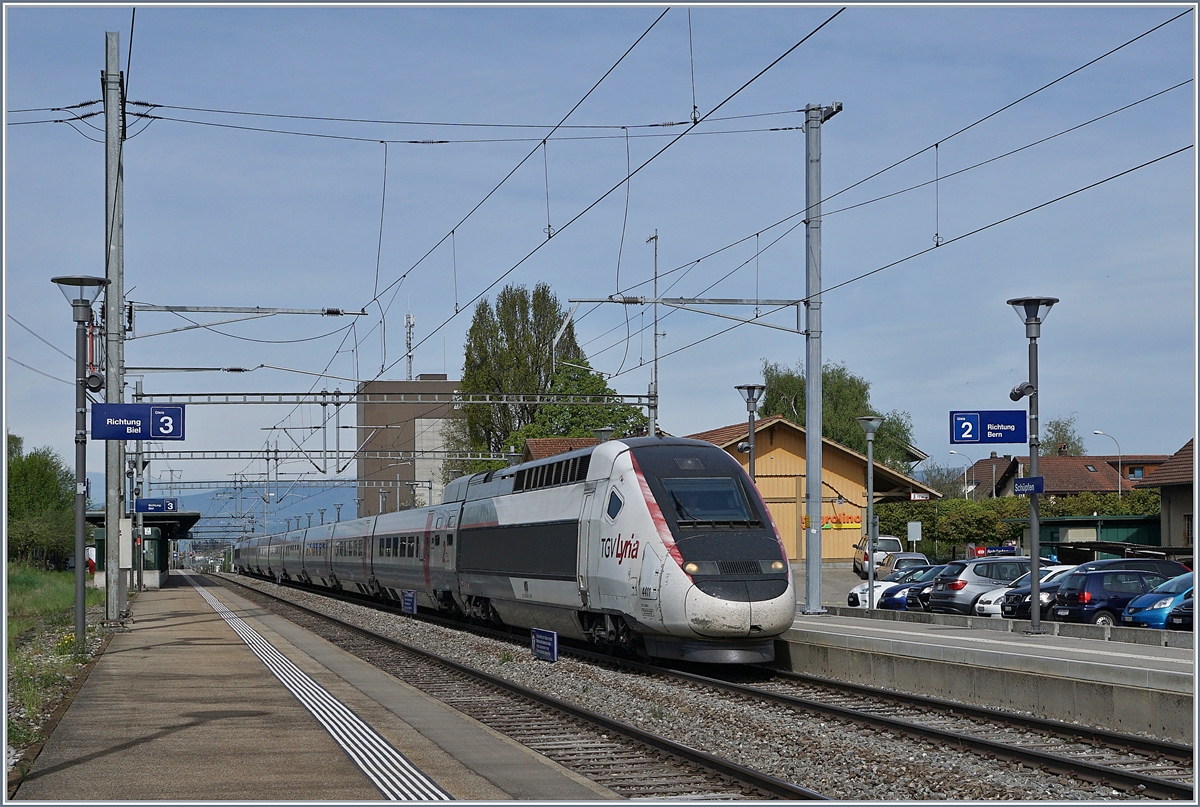 TGV Verfolgung mit Tücken Bild 2: Der TGV Lyria 4411 auf dem Weg nach Bern, bei der Durchfahrt in Schüpfen. wobei das schmucke Bahnhofsgebäude kaum wie angedacht in Bild integriert werden konnte. 
Ich war erstaunt, dass der TGV zwischen Züge RE 3336 (Biel ab 10:22) und S3 15338 (Biel ab 10:24) gequetscht wurde und dann die Zeit für meinte Weiterreise reichlich knapp wurde.

24. April 2019