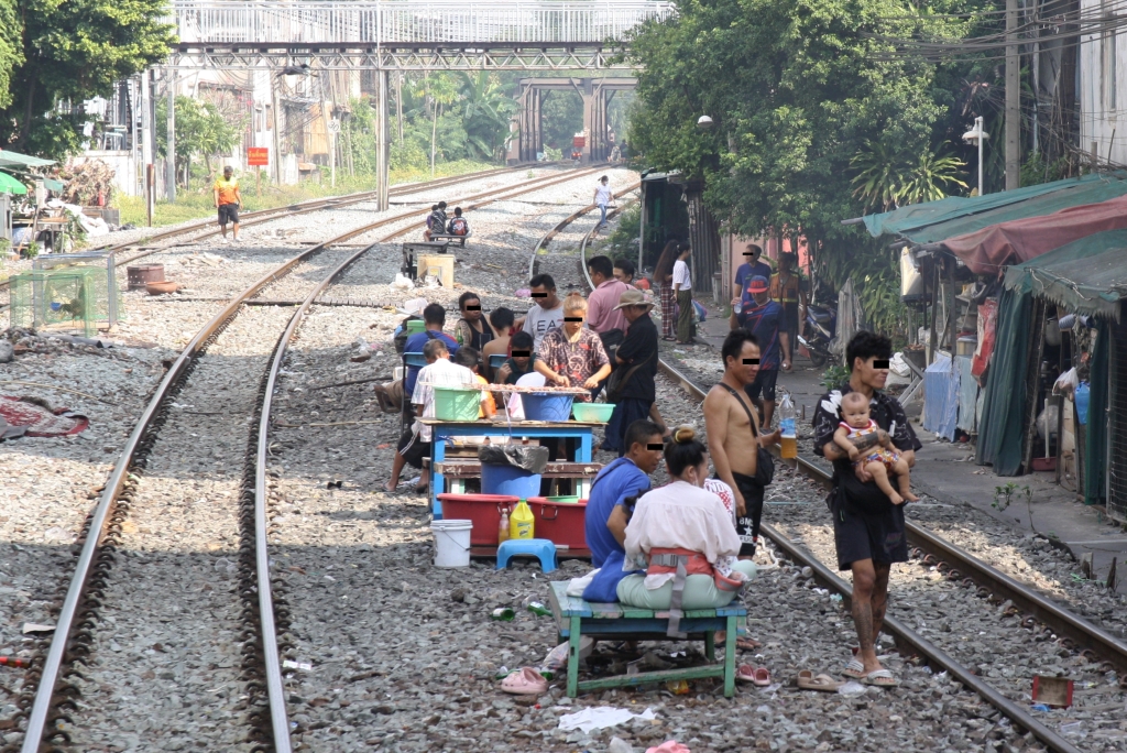 Thailändische Auslegung des Begriffes  öffentliches Verkehrsmittel  (:-). - Einfahrtsbereich der Hua Lamphong Station am 10.Dezember 2023.