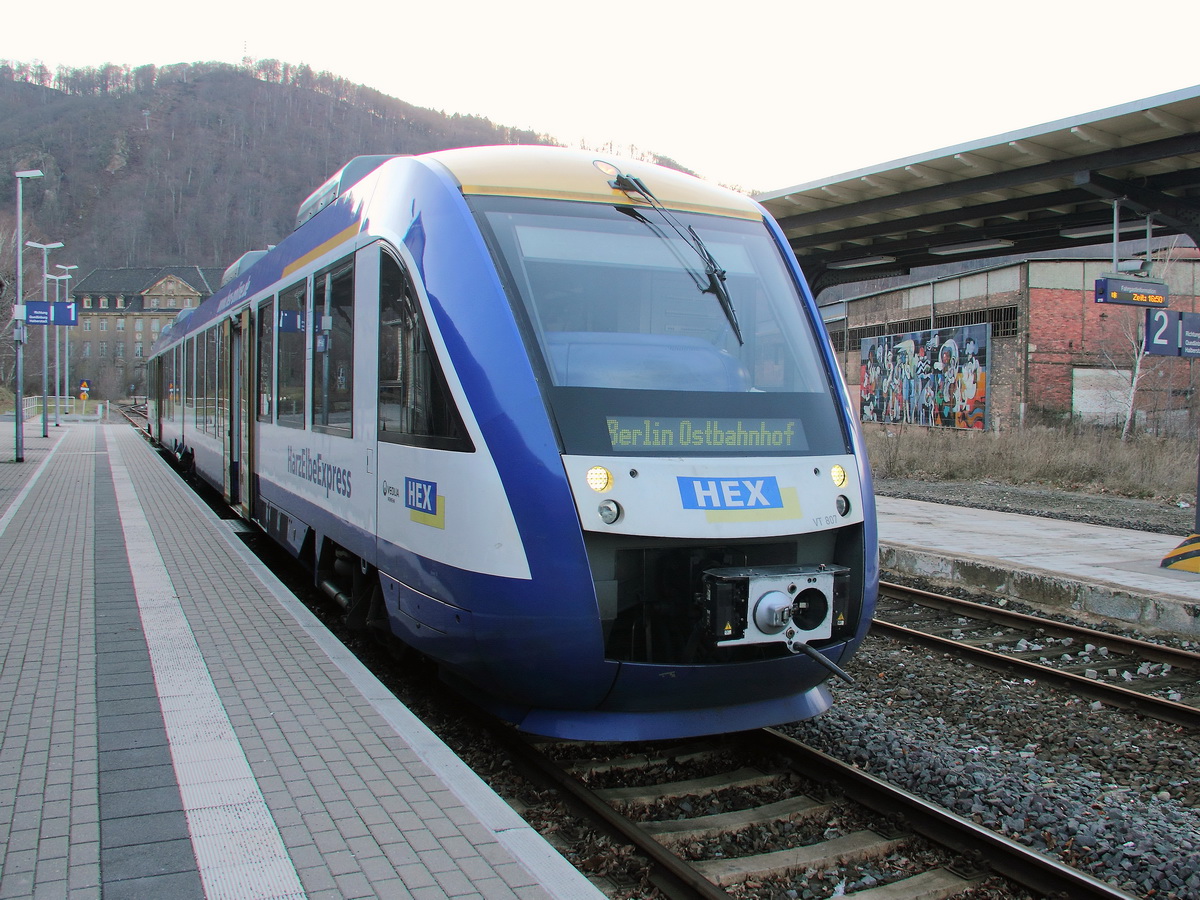 Thale Hauptbahnhof am 23. Februar 2014, auf Gleis 1 steht  VT 807 als HEX80157 nach Berlin Ostbahnhof zur Abfahrt bereit.