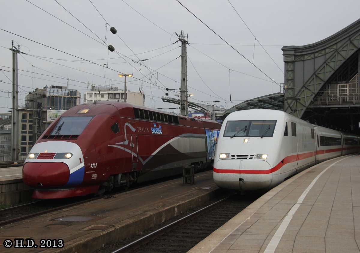 Thalys 4303 mit Werbung für   Die Schlümpfe 2  und ICE 402 standen Abfahrt bereit am 05.10.2013 im Kölner Hbf.