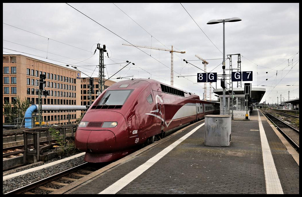 Thalys 4306 fährt hier am 20.09.2021 um 12.28 Uhr durch Gleis 2 im Deutzer Bahnhof in Richtung Köln HBF.