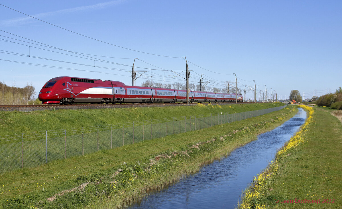 Thalys 4331 von Amsterdam Centraal nach Paris, Benthuizen 20. April 2022.