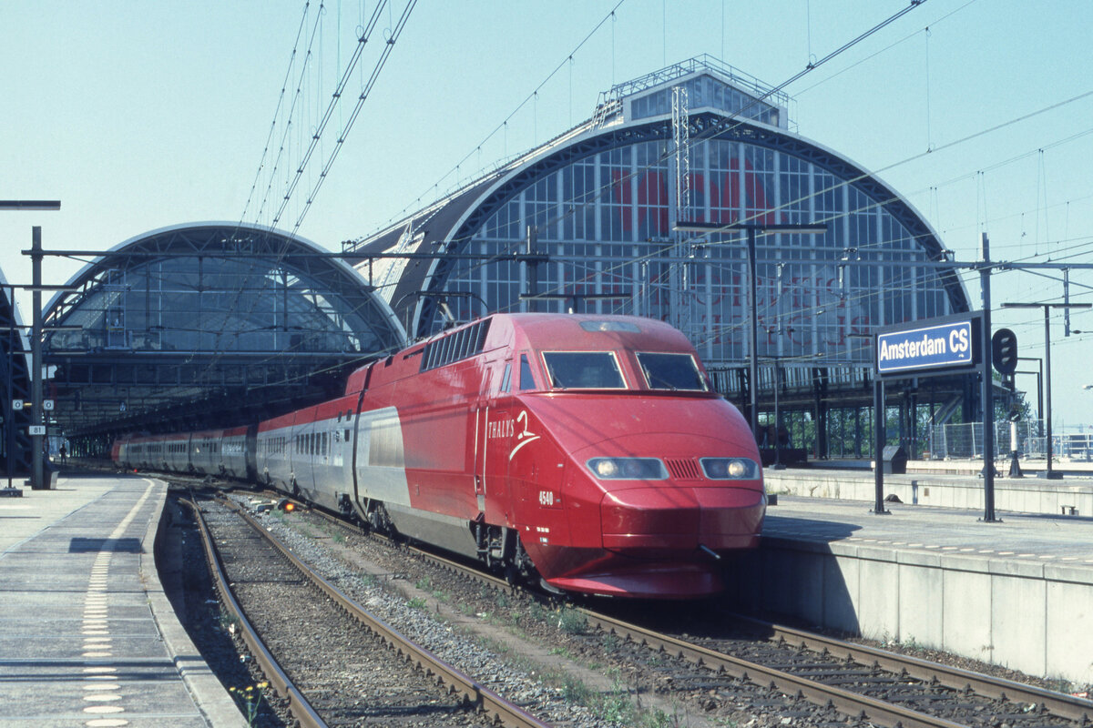 Thalys 4540 der SNCF als Leerzug 79321 zum Betriebsbahnhof Watergraafsmeer bei der Abfahrt in Amsterdam CS am 07.08.1997. Scanbild 7450, Fujichrome100.