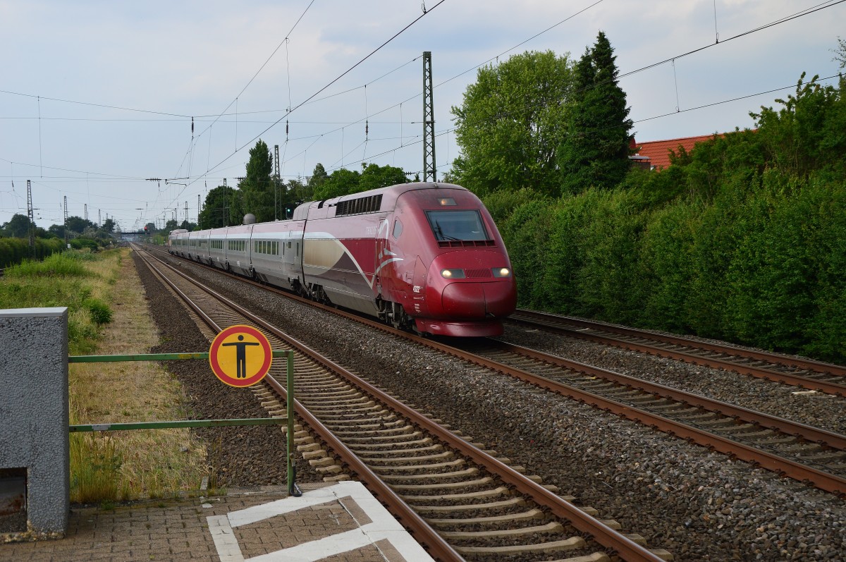 Thalys aus Essen kommend auf dem Weg nach Paris, hier ist der 4322 in Angermund zu sehen. Sonntag 14.6.2015