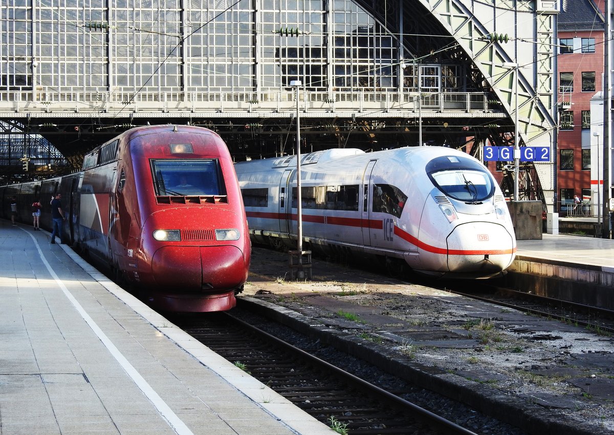 THALYS TGV UND ICE-3 IM HAUPTBAHNHOF KÖLN
Endlich hatte ich am Ostermontag,22.4.2019,im Hauptbahnhof KÖLN die beiden
 Rennpferde  der Schiene,THALIS TGV und ICE 3 mal direkt nebeneiander
im Hauptbahnhof KÖLN-der THALYS war kurz vor der Ausfahrt mit Ziel PARIS....