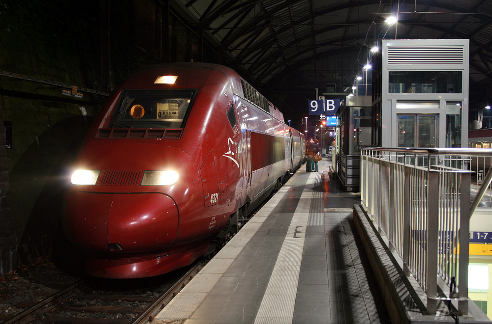 Thalys-Triebzug 4321 am 2. November 2008 im Aachener Hauptbahnhof.