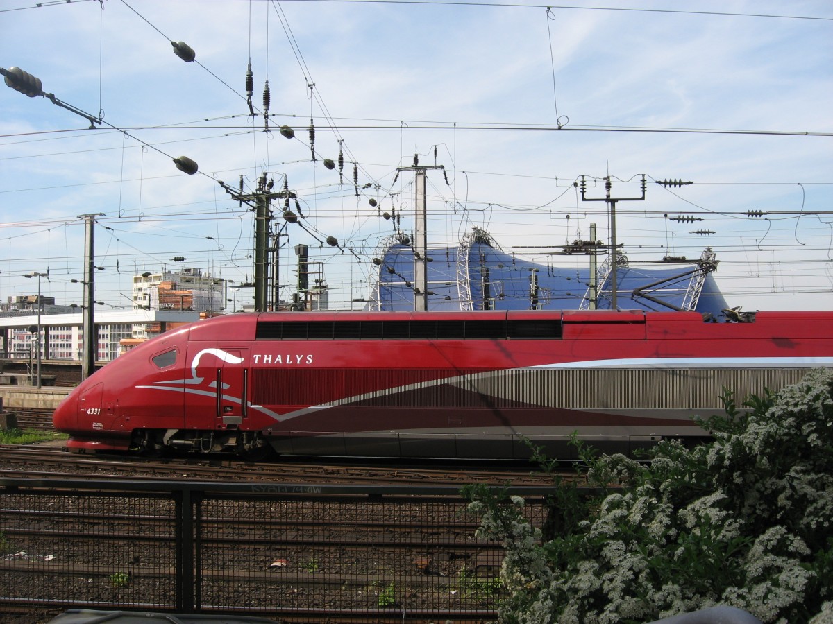 Thalys-Triekopf bildlichfestgehalten am 5.6.10 auf dem Gleisvorfeld von Köln Hbf. Im Hintergrund das blaue Dach des  Musical Dome .