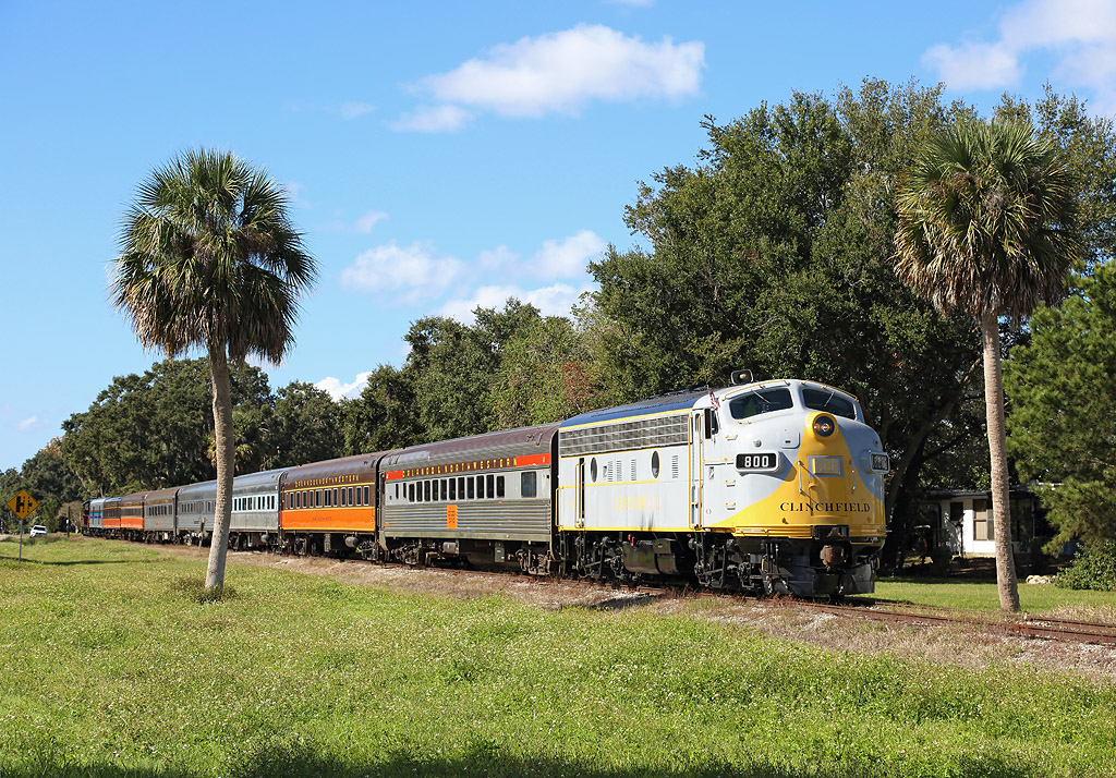 The 1140 Polar Express leaves Mount Dora for Tavares. 800 is the loco on the rear, 23 Nov 2018