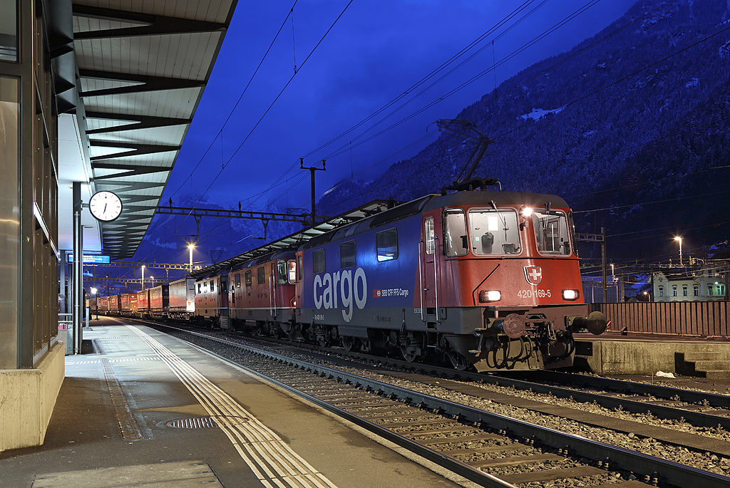 The assisting locomotive (420 169) is uncoupled from a northbound intermodal train at Erstfeld. 11279 & 11168 will then work the train forward, 21 Feb 2015