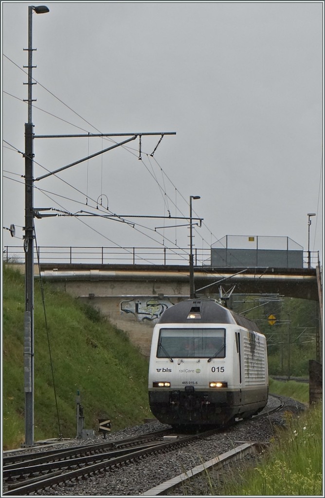 The  CAT'S EYE : Die BLS Re 465 465 015 (UIC N°: 91 85 4465 015 6) in Vufflens-la-Ville. 
28. April 2014