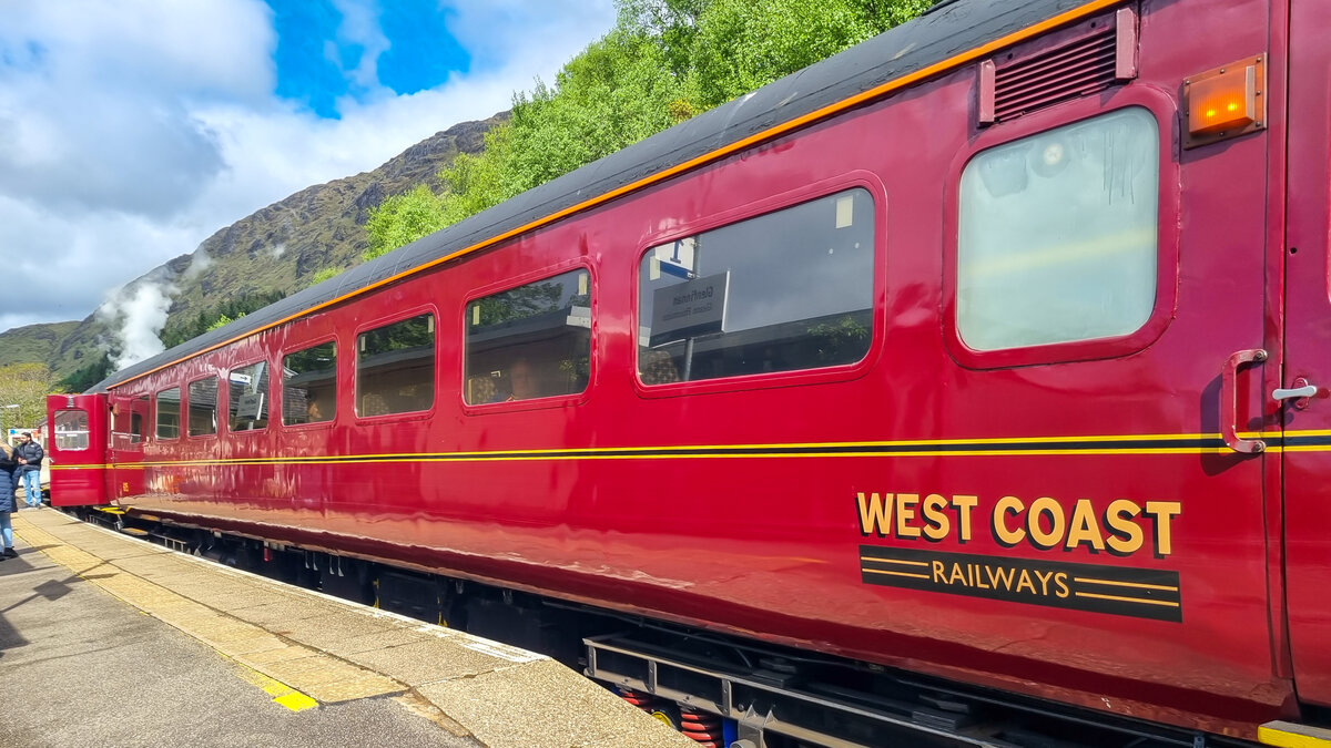  The Jacobite  mit der Dampflok 44871 steht im Bahnhof Glenfinnan zur Fahrt von Fort William nach Mallaig. Geschoben wird der von einer Diesellok Class 57 von West Coast Railways, 03.05.2025.