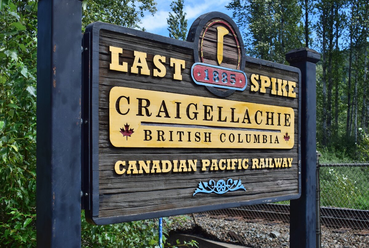 The Last Spike. Bei Craigellachie wurde am 7. November von Lord Strathcona der letzte Gleisnagel der transkontinentalen Bahnstrecke eiingeschlagen und somit fertig gestellt. Heute ist dieser Ort eine Art kleine Ausstellung. 

Craigellachie 14.08.2022