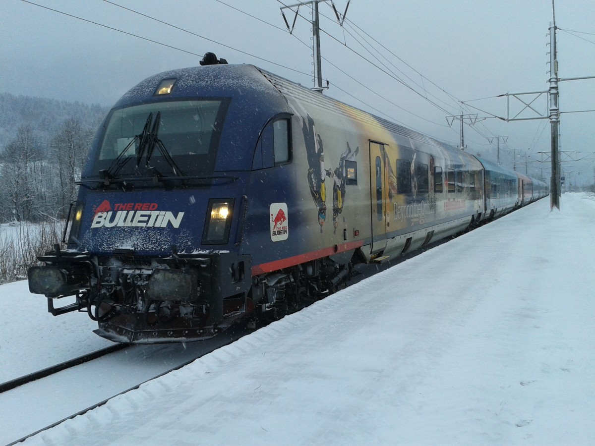  The Red Bulletin Fashion-Train  als railjet 632 (Lienz - Wien Hbf) am 5.2.2015 im winterlichen Drautal. Hier zu sehen beim Aufenthalt in Greifenburg-Weißensee.